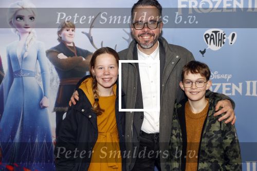 Amsterdam 16 november 2019
Premiere Frozen 2 in Tuschinski. Michiel Veenstra met zijn zoon en dochter