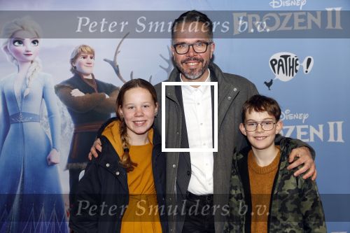 Amsterdam 16 november 2019
Premiere Frozen 2 in Tuschinski. Michiel Veenstra met zijn zoon en dochter