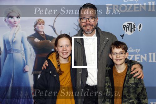 Amsterdam 16 november 2019
Premiere Frozen 2 in Tuschinski. Michiel Veenstra met zijn zoon en dochter