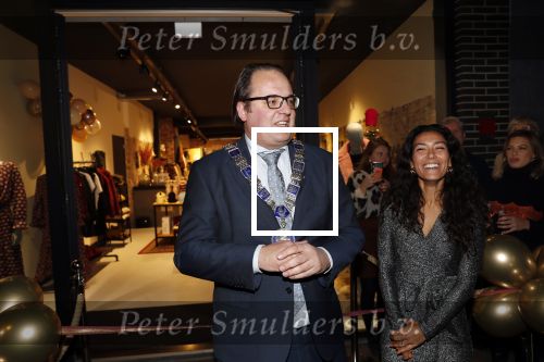Beverwijk 23 november 2019
Opening winkel van Moise Trustfull in het centrum van Beverwijk.
Haar vader Orlando en moeder Quinty zijn natuurlijk aanwezig. Moise met de loco burgemeester