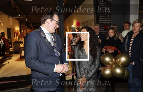 Beverwijk 23 november 2019
Opening winkel van Moise Trustfull in het centrum van Beverwijk.
Haar vader Orlando en moeder Quinty zijn natuurlijk aanwezig. Moise met de loco burgemeester