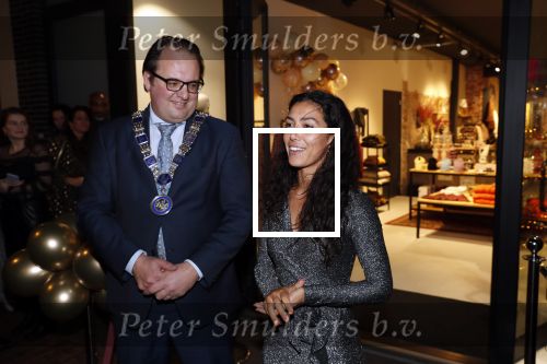 Beverwijk 23 november 2019
Opening winkel van Moise Trustfull in het centrum van Beverwijk.
Haar vader Orlando en moeder Quinty zijn natuurlijk aanwezig. Moise met de loco burgemeester