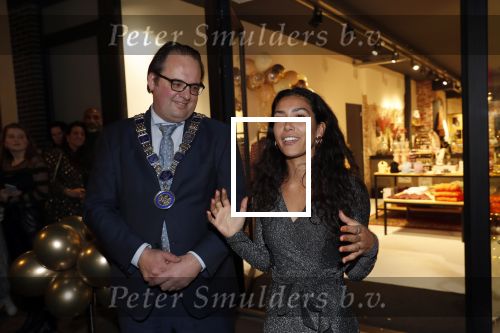 Beverwijk 23 november 2019
Opening winkel van Moise Trustfull in het centrum van Beverwijk.
Haar vader Orlando en moeder Quinty zijn natuurlijk aanwezig. Moise met de loco burgemeester