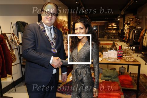 Beverwijk 23 november 2019
Opening winkel van Moise Trustfull in het centrum van Beverwijk.
Haar vader Orlando en moeder Quinty zijn natuurlijk aanwezig. Moise met de loco burgemeester