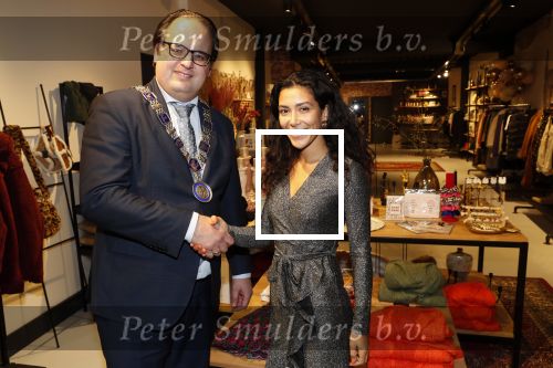 Beverwijk 23 november 2019
Opening winkel van Moise Trustfull in het centrum van Beverwijk.
Haar vader Orlando en moeder Quinty zijn natuurlijk aanwezig. Moise met de loco burgemeester