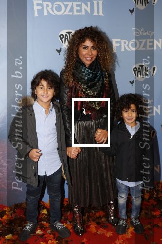 Amsterdam 16 november 2019
Premiere Frozen 2 in Tuschinski. Niama Amhali met haar zoons