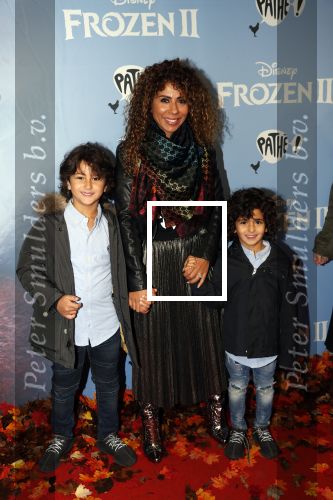 Amsterdam 16 november 2019
Premiere Frozen 2 in Tuschinski. Niama Amhali met haar zoons