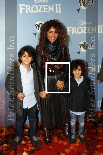 Amsterdam 16 november 2019
Premiere Frozen 2 in Tuschinski. Niama Amhali met haar zoons