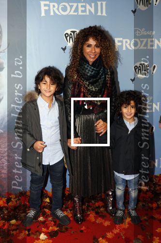 Amsterdam 16 november 2019
Premiere Frozen 2 in Tuschinski. Niama Amhali met haar zoons