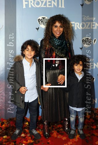 Amsterdam 16 november 2019
Premiere Frozen 2 in Tuschinski. Niama Amhali met haar zoons