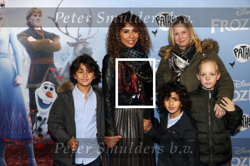 Amsterdam 16 november 2019
Premiere Frozen 2 in Tuschinski. Niama Amhali met haar zoons