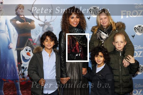 Amsterdam 16 november 2019
Premiere Frozen 2 in Tuschinski. Niama Amhali met haar zoons