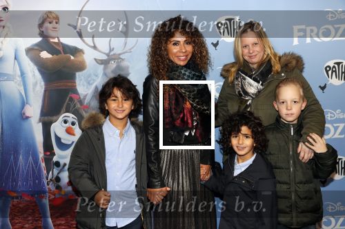 Amsterdam 16 november 2019
Premiere Frozen 2 in Tuschinski. Niama Amhali met haar zoons
