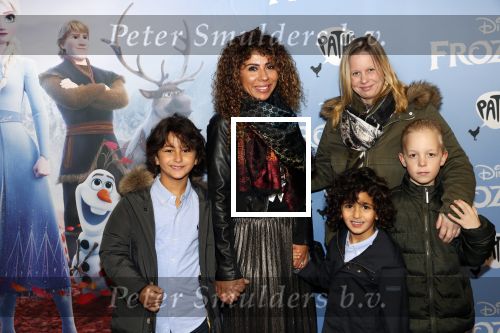 Amsterdam 16 november 2019
Premiere Frozen 2 in Tuschinski. Niama Amhali met haar zoons