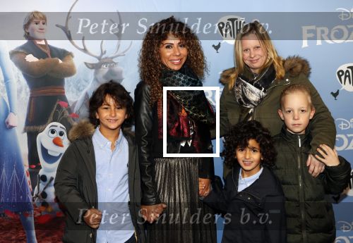 Amsterdam 16 november 2019
Premiere Frozen 2 in Tuschinski. Niama Amhali met haar zoons
