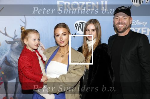 Amsterdam 16 november 2019
Premiere Frozen 2 in Tuschinski. Noor de Groot met partner Sander Kleinenberg en dochter Olivia en Bibi