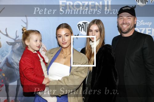Amsterdam 16 november 2019
Premiere Frozen 2 in Tuschinski. Noor de Groot met partner Sander Kleinenberg en dochter Olivia en Bibi
