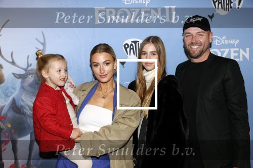 Amsterdam 16 november 2019
Premiere Frozen 2 in Tuschinski. Noor de Groot met partner Sander Kleinenberg en dochter Olivia en Bibi