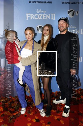Amsterdam 16 november 2019
Premiere Frozen 2 in Tuschinski. Noor de Groot met partner Sander Kleinenberg en dochter Olivia en Bibi