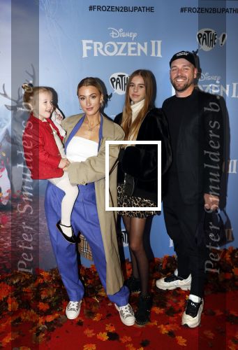 Amsterdam 16 november 2019
Premiere Frozen 2 in Tuschinski. Noor de Groot met partner Sander Kleinenberg en dochter Olivia en Bibi
