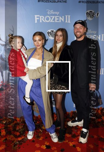 Amsterdam 16 november 2019
Premiere Frozen 2 in Tuschinski. Noor de Groot met partner Sander Kleinenberg en dochter Olivia en Bibi