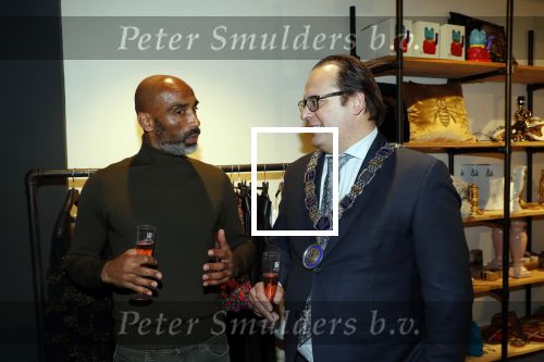 Beverwijk 23 november 2019
Opening winkel van Moise Trustfull in het centrum van Beverwijk.
Haar vader Orlando en moeder Quinty zijn natuurlijk aanwezig. Orlando met de loco burgemeester
