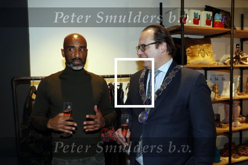 Beverwijk 23 november 2019
Opening winkel van Moise Trustfull in het centrum van Beverwijk.
Haar vader Orlando en moeder Quinty zijn natuurlijk aanwezig. Orlando met de loco burgemeester