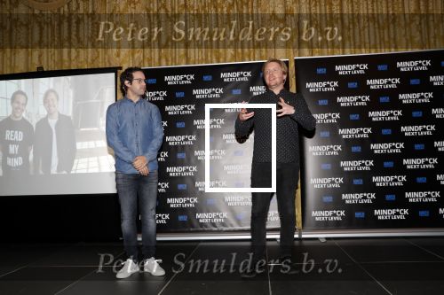 Amsterdam 25 november 2019
Boekpresentatie Victor Mis en Oscar Verport ( MINDFUCK) in het Amstel Hotel . Hans Kazan krijgt het eerste exemplaar.