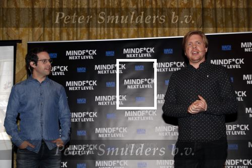 Amsterdam 25 november 2019
Boekpresentatie Victor Mids en Oscar Verpoort ( MINDFUCK) in het Amstel Hotel . Hans Kazan krijgt het eerdste exemplaar.