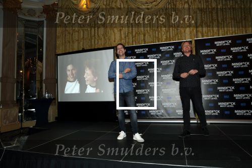 Amsterdam 25 november 2019
Boekpresentatie Victor Mids en Oscar Verpoort ( MINDFUCK) in het Amstel Hotel . Hans Kazan krijgt het eerdste exemplaar.