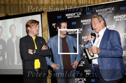 Amsterdam 25 november 2019
Boekpresentatie Victor Mids en Oscar Verpoort ( MINDFUCK) in het Amstel Hotel . Hans Kazan krijgt het eerdste exemplaar.