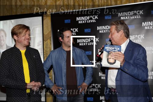 Amsterdam 25 november 2019
Boekpresentatie Victor Mids en Oscar Verpoort ( MINDFUCK) in het Amstel Hotel . Hans Kazan krijgt het eerdste exemplaar.