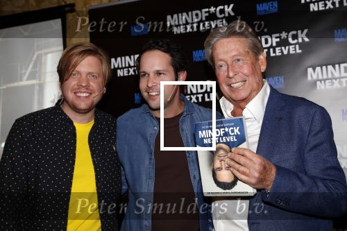Amsterdam 25 november 2019
Boekpresentatie Victor Mids en Oscar Verpoort ( MINDFUCK) in het Amstel Hotel . Hans Kazan krijgt het eerdste exemplaar.