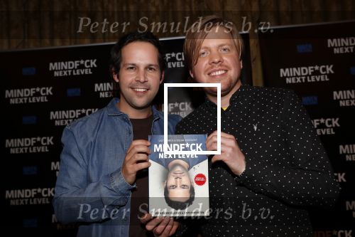 Amsterdam 25 november 2019
Boekpresentatie Victor Mids en Oscar Verpoort ( MINDFUCK) in het Amstel Hotel . Hans Kazan krijgt het eerdste exemplaar.