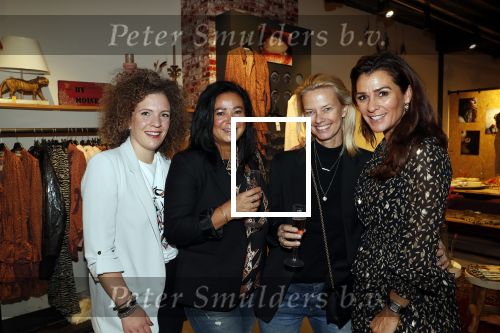 Beverwijk 23 november 2019
Opening winkel van Moise Trustfull in het centrum van Beverwijk.
Haar vader Orlando en moeder Quinty zijn natuurlijk aanwezig. Quinty met Helen de Boer en nog 2 nederlandse vriendinnen die in Atlanta wonen