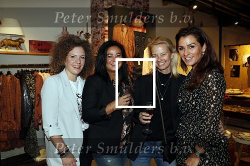 Beverwijk 23 november 2019
Opening winkel van Moise Trustfull in het centrum van Beverwijk.
Haar vader Orlando en moeder Quinty zijn natuurlijk aanwezig. Quinty met Helen de Boer en nog 2 nederlandse vriendinnen die in Atlanta wonen