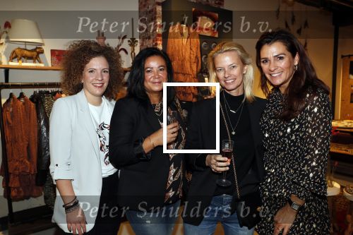 Beverwijk 23 november 2019
Opening winkel van Moise Trustfull in het centrum van Beverwijk.
Haar vader Orlando en moeder Quinty zijn natuurlijk aanwezig. Quinty met Helen de Boer en nog 2 nederlandse vriendinnen die in Atlanta wonen