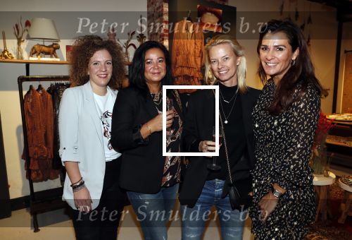Beverwijk 23 november 2019
Opening winkel van Moise Trustfull in het centrum van Beverwijk.
Haar vader Orlando en moeder Quinty zijn natuurlijk aanwezig. Quinty met Helen de Boer en nog 2 nederlandse vriendinnen die in Atlanta wonen