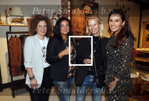 Beverwijk 23 november 2019
Opening winkel van Moise Trustfull in het centrum van Beverwijk.
Haar vader Orlando en moeder Quinty zijn natuurlijk aanwezig. Quinty met Helen de Boer en nog 2 nederlandse vriendinnen die in Atlanta wonen