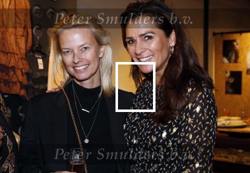 Beverwijk 23 november 2019
Opening winkel van Moise Trustfull in het centrum van Beverwijk.
Haar vader Orlando en moeder Quinty zijn natuurlijk aanwezig. Quinty met Helen de Boer en nog 2 nederlandse vriendinnen die in Atlanta wonen