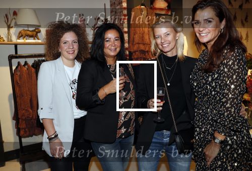 Beverwijk 23 november 2019
Opening winkel van Moise Trustfull in het centrum van Beverwijk.
Haar vader Orlando en moeder Quinty zijn natuurlijk aanwezig. Quinty met Helen de Boer en nog 2 nederlandse vriendinnen die in Atlanta wonen