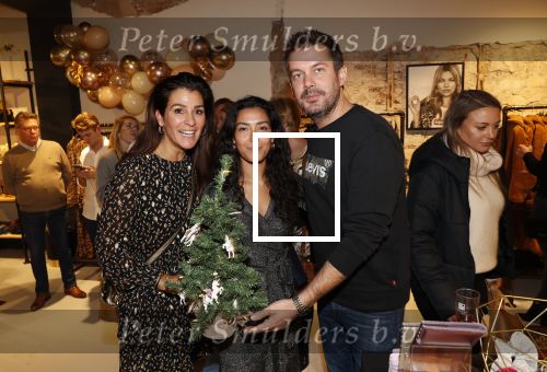 Beverwijk 23 november 2019
Opening winkel van Moise Trustfull in het centrum van Beverwijk.
Haar vader Orlando en moeder Quinty zijn natuurlijk aanwezig. Ruben Nicolai