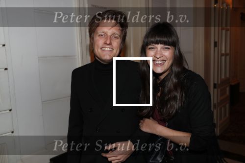 Amsterdam 25 november 2019
Boekpresentatie Victor Mids en Oscar Verpoort ( MINDFUCK) in het Amstel Hotel . Hans Kazan krijgt het eerste exemplaar. Spike met zijn vriendin Bella Hay