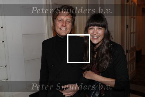 Amsterdam 25 november 2019
Boekpresentatie Victor Mids en Oscar Verpoort ( MINDFUCK) in het Amstel Hotel . Hans Kazan krijgt het eerste exemplaar. Spike met zijn vriendin Bella Hay