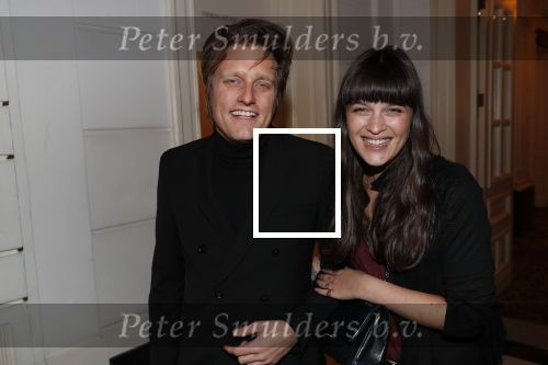 Amsterdam 25 november 2019
Boekpresentatie Victor Mids en Oscar Verpoort ( MINDFUCK) in het Amstel Hotel . Hans Kazan krijgt het eerste exemplaar. Spike met zijn vriendin Bella Hay