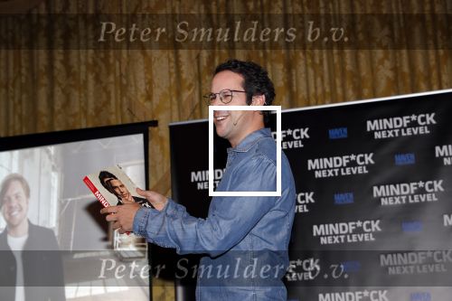 Amsterdam 25 november 2019
Boekpresentatie Victor Mids en Oscar Verpoort ( MINDFUCK) in het Amstel Hotel . Hans Kazan krijgt het eerdste exemplaar.