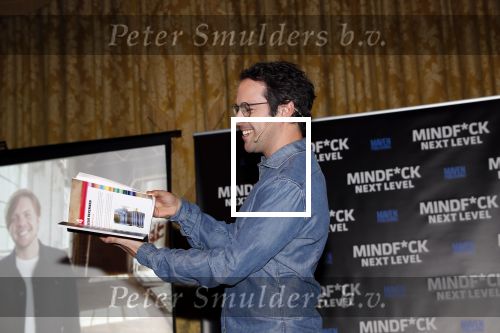 Amsterdam 25 november 2019
Boekpresentatie Victor Mids en Oscar Verpoort ( MINDFUCK) in het Amstel Hotel . Hans Kazan krijgt het eerdste exemplaar.