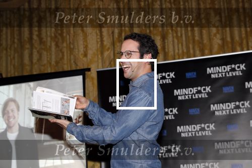 Amsterdam 25 november 2019
Boekpresentatie Victor Mids en Oscar Verpoort ( MINDFUCK) in het Amstel Hotel . Hans Kazan krijgt het eerdste exemplaar.