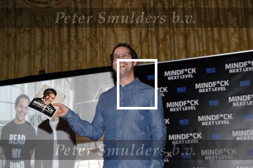 Amsterdam 25 november 2019
Boekpresentatie Victor Mids en Oscar Verpoort ( MINDFUCK) in het Amstel Hotel . Hans Kazan krijgt het eerdste exemplaar.