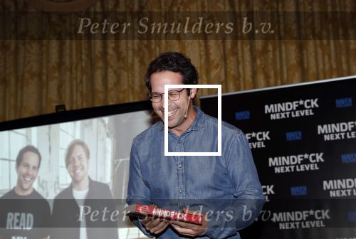 Amsterdam 25 november 2019
Boekpresentatie Victor Mids en Oscar Verpoort ( MINDFUCK) in het Amstel Hotel . Hans Kazan krijgt het eerdste exemplaar.